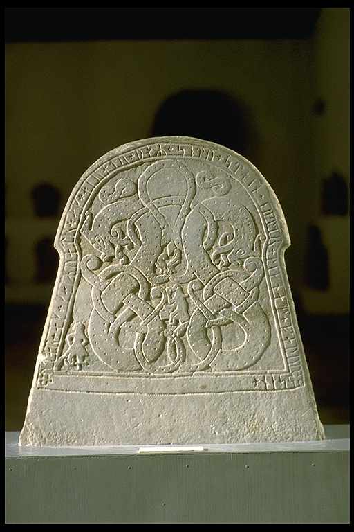 Runes written on runsten i bildstensform, grå sandsten. Date: V ca 1100-1130